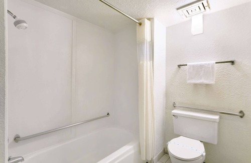 Needles Hotel | Days Inn & Suites by Wyndham Needles