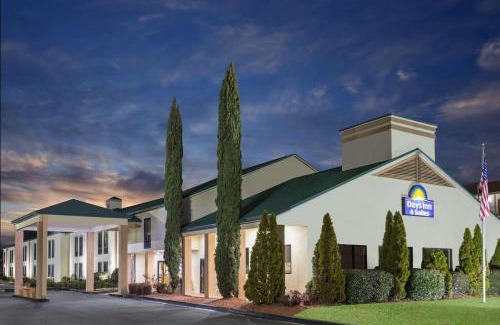 Peachtree Corners Hotel | Days Inn & Suites by Wyndham Peachtree Corners Norcross
