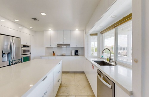 Cutthroat Harbor Estates House | Dazzling Bayfront Home w/2 Boat Docks, Huge Deck, 1 Kayak, Pool Table -1 Dog OK