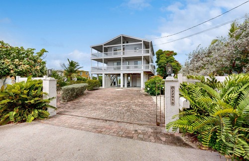Cutthroat Harbor Estates House | Dazzling Bayfront Home w/2 Boat Docks, Huge Deck, 1 Kayak, Pool Table -1 Dog OK