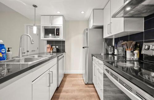 Crosstown House | Dazzling Condo by Stadium Downtown with FREE Parking