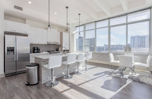 SoNo Condo | Dazzling Downtown City View Condo