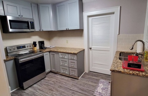 Burlington House | Dazzling Downtown Duplex(entire duplex) close to Elon University