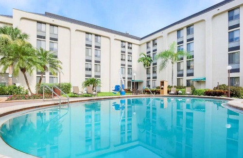 Oakland Park House | Dazzling Queen Room for Work and Leisure!