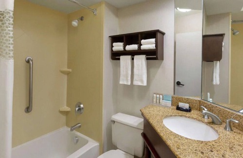 Oakland Park House | Dazzling Queen Room for Work and Leisure!