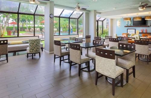 Oakland Park House | Dazzling Queen Room for Work and Leisure!
