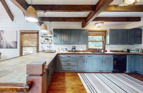 Royal Pines House | Dazzling retreat: 2 Suites, mtn views - 20 Min to Biltmore Estate in Asheville