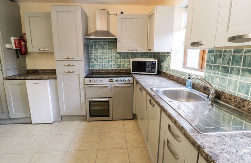 Penisarwaun Cottage | DDOL HELYG FARMHOUSE, pet friendly, with a garden in Llanrug