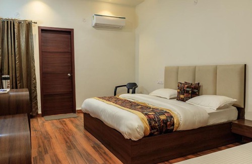 Amritsar Hotel | De Manora Homes - Unpretentious hotel with a garden , posh area Ranjit Avenue
