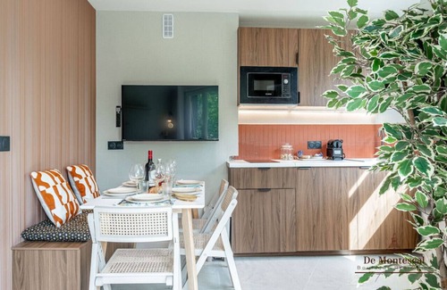 Notre-Dame-des-Champs Apartment | De Montescal - Hot Tub A/C small appartment