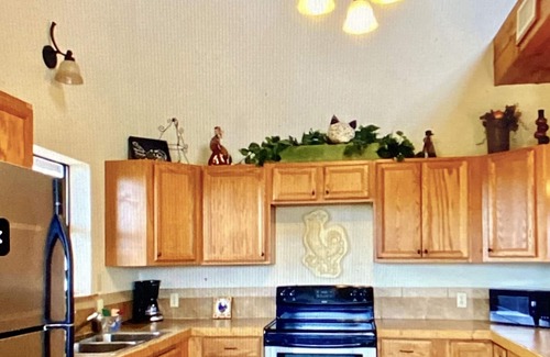 Concan House | Deal! 4/3 Sleeps 12, Views! Outdoor FirePlace & Fire pit ~3 Minutes 2 Frio!~