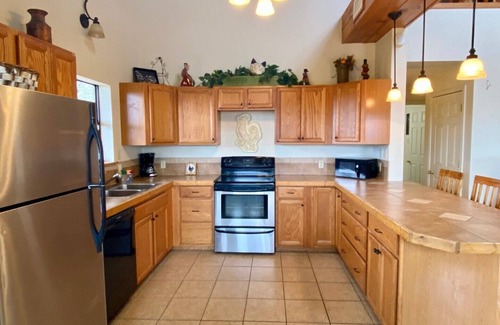 Concan House | Deal! 4/3 Sleeps 12, Views! Outdoor FirePlace & Fire pit ~3 Minutes 2 Frio!~
