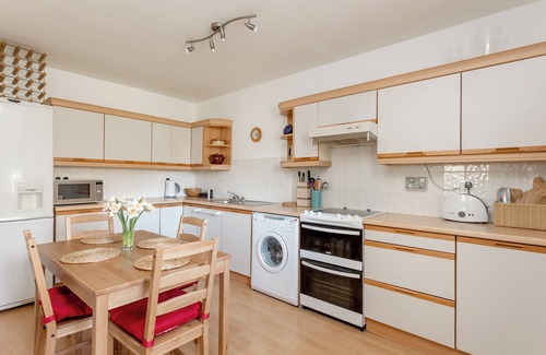 West End Apartment | Dean Path [400] is a Quiet and lovely apartment by the Water of Leith at Dean Village