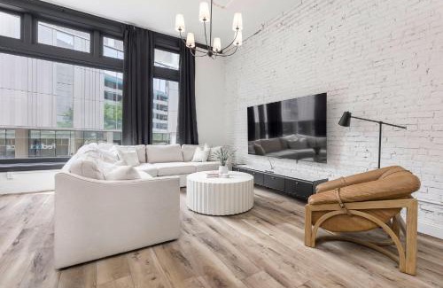 Downtown Louisville Apartment | Decadent Cityscape Retreat