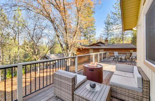 Groveland House | Deck and Fire Pit Pine Mountain Lake Getaway!