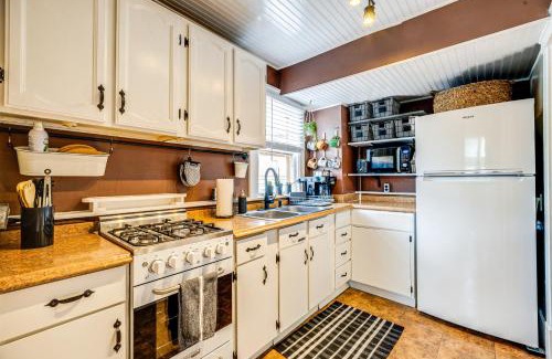 Manitou Springs Apartment | Deck and Fire Pit Manitou Mountain Retreat