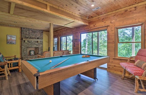 Lynn House | Deck and Game Room Lakefront Landrum Cabin!