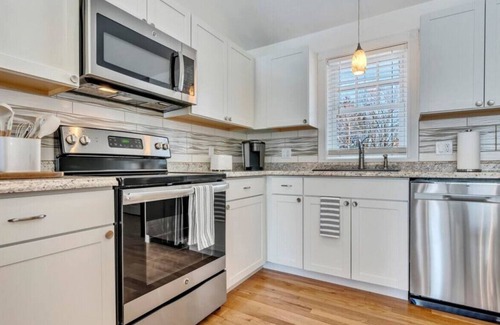 Southern Coast Apartment | Deck and Spacious Bedroom - Saco Escape