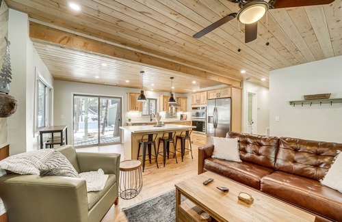 Munds Park Cabin | Deck & Fire Pit: Modern Munds Park Retreat!
