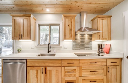 Munds Park Cabin | Deck & Fire Pit: Modern Munds Park Retreat!