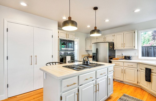 Beaverton House | Deck & Gas Fire Pit: Gorgeous Home in Beaverton!