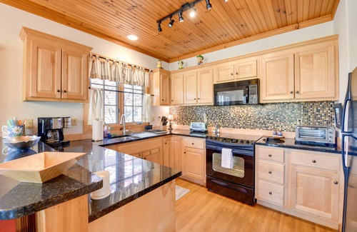 Cashiers Condo | Deck & Golf Course Views: Inviting Cashiers Condo
