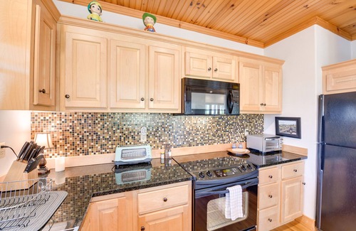 Cashiers Condo | Deck & Golf Course Views: Inviting Cashiers Condo