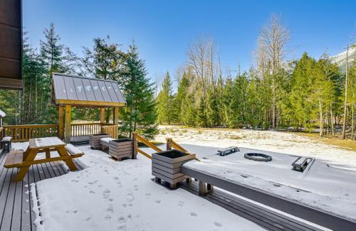 Packwood House | Deck, Hot Tub and Fire Pit Mtn-View Packwood Cabin