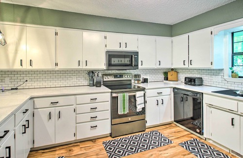 Jones Mills House | Deck & Resort Amenities: Hot Springs Home!