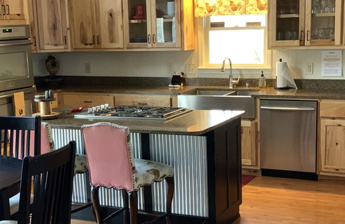 Helen House | DECKS, VIEWS, & NEAR MT. YONAH TRAIL HEAD, HOT TUB