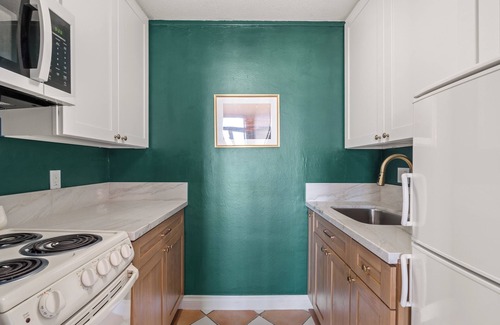 East Village Condo | Deco Hideaway 1-Bedroom Condo w/Fitness Room, Sun Deck & WiFi, Long Beach, CA