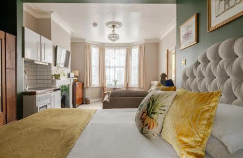 Brighton Apartment | Deco Studio: King bed, kitchenette, stylish & comfortable