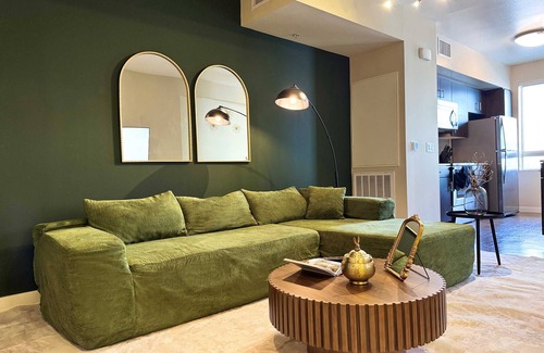 Beverly Hills Apartment | Deco Style W/Pool & GYM + Parking 10min to Cedars