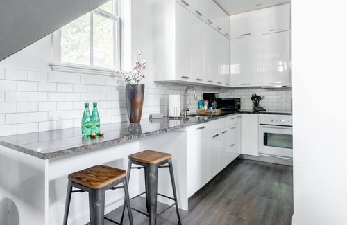Le Droit Park House | Decompress in the Zen Surroundings of a Cozy Carriage House