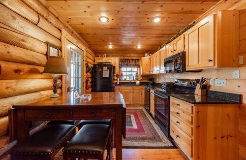 Thayerville Cabin | Deep Creek Cabin w/Fireplace & Year-Round Comfort