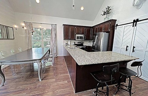 Dawsonville Cottage | Deep water cove Lake Lanier cottage w/hot tub, pvt dock, pool table, fire pit
