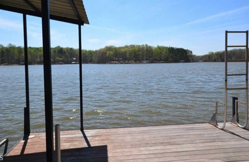 Gumlog House | Deep water, sandy beach and clean open farmhouse space