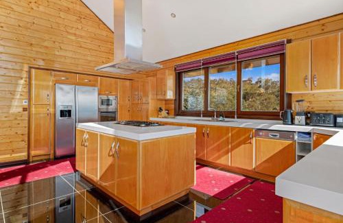 East Jindabyne House | Deepwater - 68 Kunama Drive