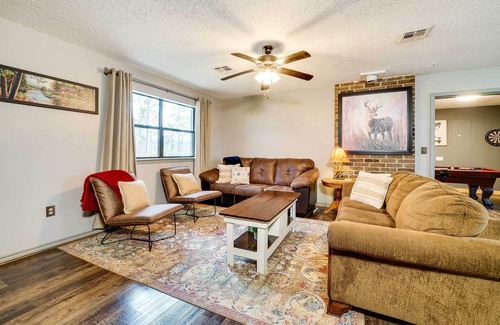Smithville House | 'Deer Camp Run' Escape w/ Hot Tub & Game Room