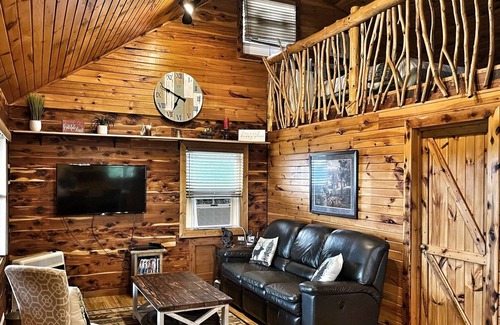 Compton Cabin | Deer Pond Cabin in Ozark Mountains - Minutes away from Buffalo River and hiking!