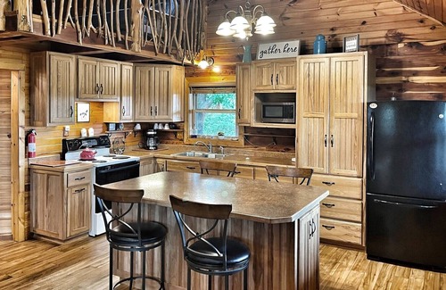 Compton Cabin | Deer Pond Cabin in Ozark Mountains - Minutes away from Buffalo River and hiking!