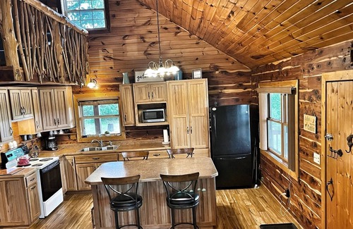 Compton Cabin | Deer Pond Cabin in Ozark Mountains - Minutes away from Buffalo River and hiking!