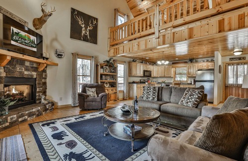 Ellijay Cabin | Deer Run -Dog Friendly, Hot Tub, Game Room/Minimum Age Requirement of 25 yrs or