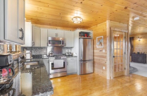 Pittsburg Cabin | Deer Run Lodge - Luxurious Family Friendly Lodge! In the heart of Pittsburg