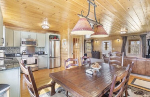Pittsburg Cabin | Deer Run Lodge - Luxurious Family Friendly Lodge! In the heart of Pittsburg
