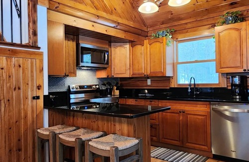 North Creek Cabin | Deer Trail Lodge, Forest Lodge with Hot Tub, Firepit & Fireplace Minutes to Gore