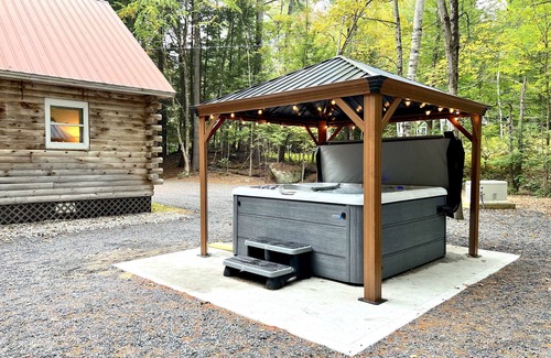 North Creek Cabin | Deer Trail Lodge, Forest Lodge with Hot Tub, Firepit & Fireplace Minutes to Gore