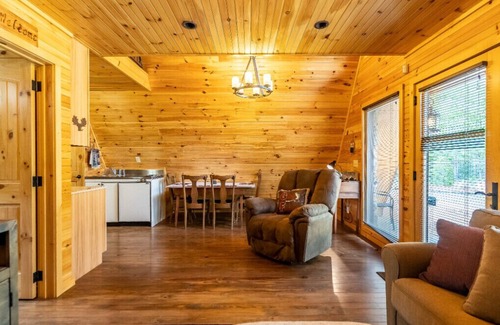 Dawson Cabin | Deer Wood Cabin w/Hot Tub - Sleeps 8