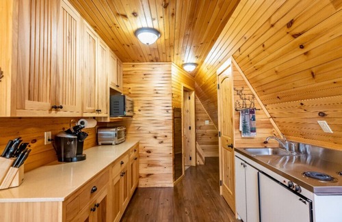 Dawson Cabin | Deer Wood Cabin w/Hot Tub - Sleeps 8