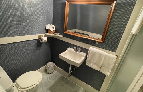 West Dover Bed & Breakfast | Deerfield Valley Inn - Budget Club Room 3